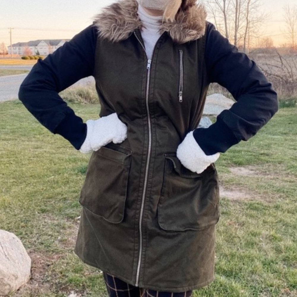 🚫SOLD🚫 NWOT Forever 21 Parka Utility Jacket Green Black Fur Small